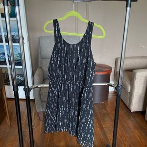 Cute black dress with arrow designs